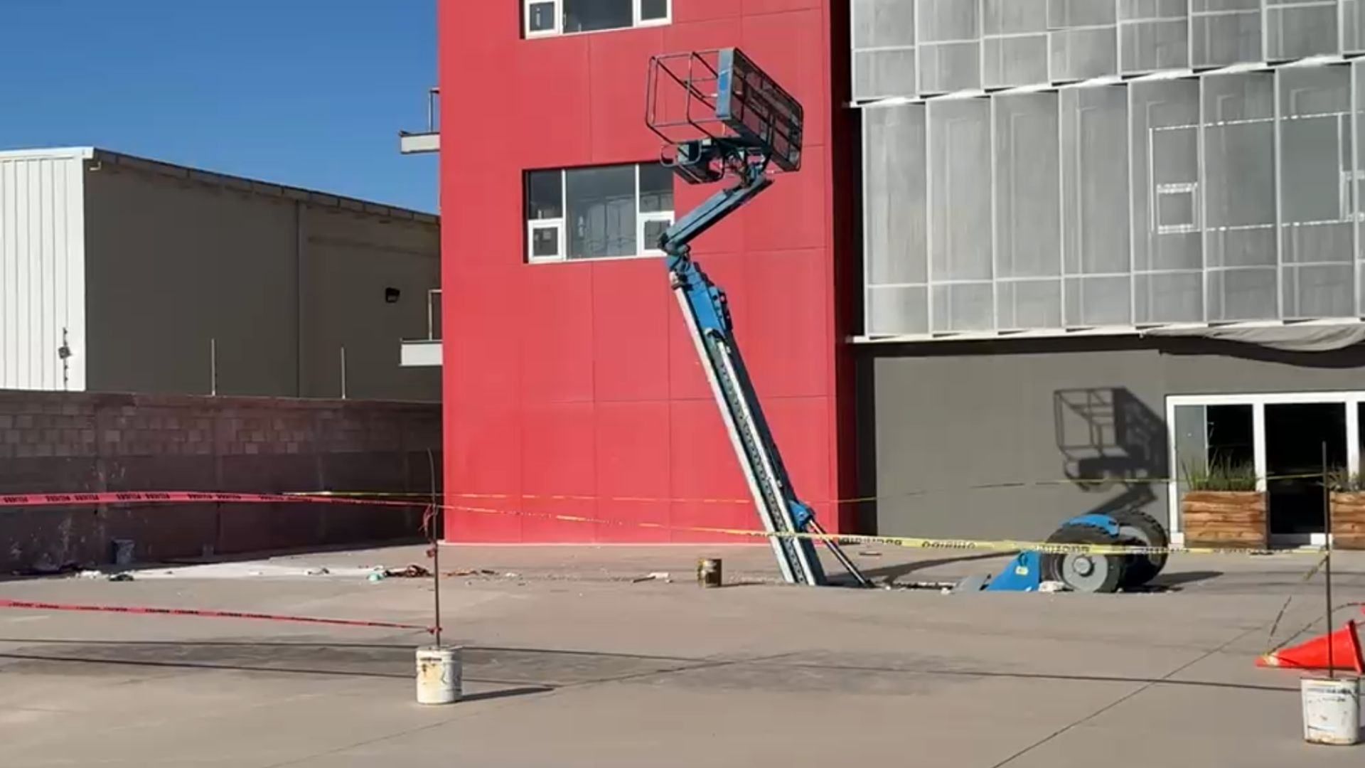 Tres personas resultaron lesionadas  luego de que la grúa en la que realizaban trabajos de pintura se viniera abajo tras colapso se estacionamiento.